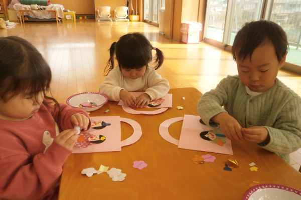 令和7年度 親子教室にこにこルーム2歳児クラスの2月の様子をお知らせします